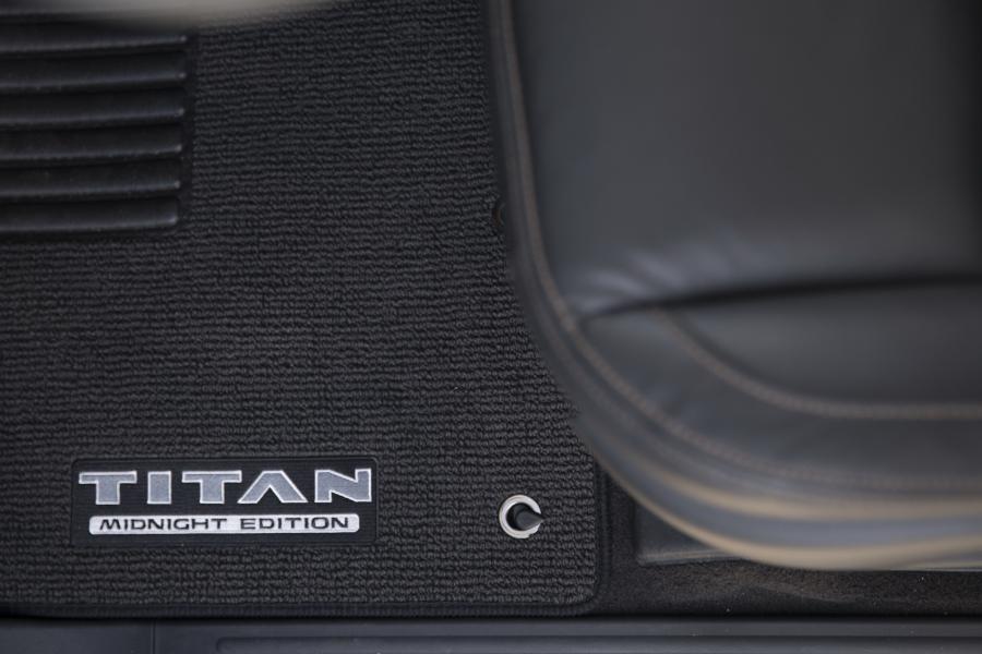 Детали интерьера Nissan Titan SL Midnight Edition Crew Cab 2017 года  (фото 10 из 10)